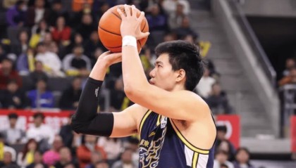 开云体育在线-焦泊乔半场出战7分钟，投篮5中4得到10分8篮板1助攻