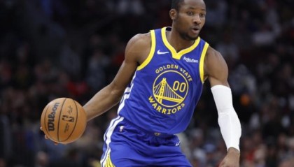 身后火箭步步紧逼 库明加独挑勇士锋线大梁